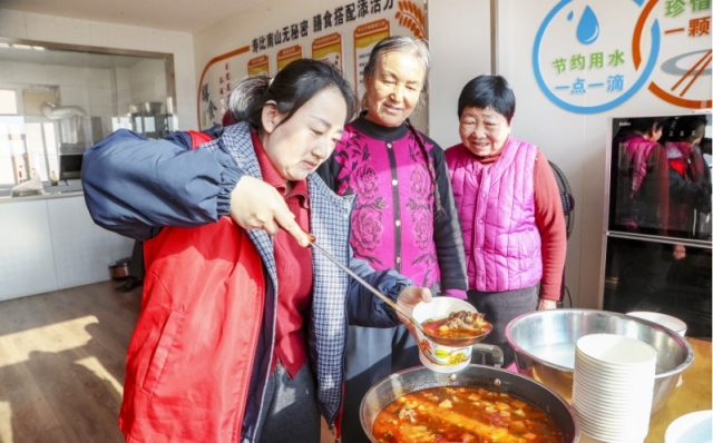 “紅石榴”愛心食堂解決轄區(qū)老人吃飯問題