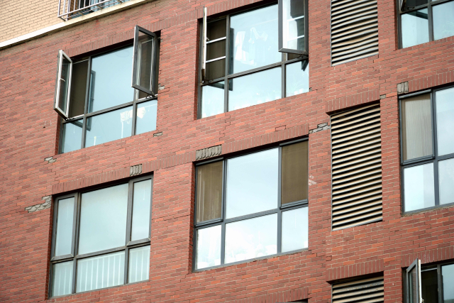 住房滲水壁布發(fā)霉，房屋漏雨到底由誰擔(dān)責(zé)？