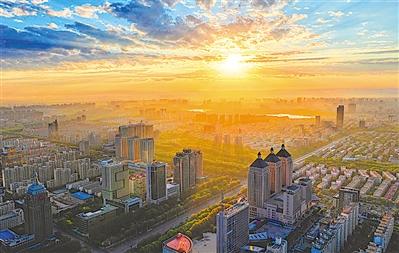     橙色——一縷陽(yáng)光叫醒銀川。寧夏持續(xù)打好藍(lán)天保衛(wèi)戰(zhàn)，重點(diǎn)開(kāi)展了重污染天氣消除、臭氧污染防治和柴油貨車污染治理三大攻堅(jiān)戰(zhàn)，推動(dòng)全區(qū)空氣質(zhì)量持續(xù)改善。本報(bào)記者 王猛 攝