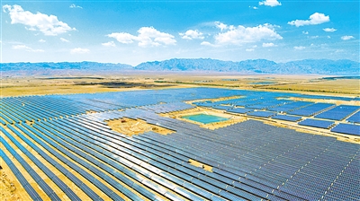     藍(lán)色——藍(lán)天白云下，賀蘭山下成片的光伏板匯聚成藍(lán)色的海洋。我區(qū)新能源裝機(jī)容量突破3000萬(wàn)千瓦，成為第一大電源，2022年綠電交易規(guī)模位居國(guó)網(wǎng)第一。                                                                                             本報(bào)記者 馬楠 攝