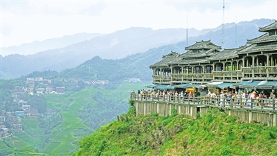 8月27日，在廣西桂林市龍勝各族自治縣大寨村，前來觀看龍脊梯田的游客絡繹不絕。