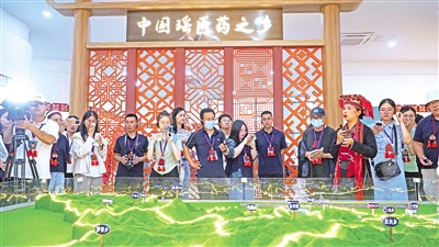     8月24日，記者一行走進“中國瑤醫(yī)藥之鄉(xiāng)”廣西來賓市金秀瑤族自治縣。