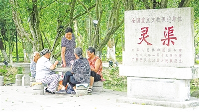     靈渠位于廣西壯族自治區(qū)桂林市興安縣，全長36.4公里，是連接長江流域和珠江流域的一條古代運河。水清岸綠渠暢景美，每年吸引游客100多萬人次。