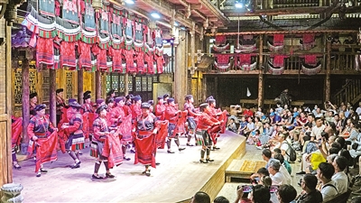     8月27日，在廣西桂林市龍勝各族自治縣龍脊鎮(zhèn)黃洛瑤寨，紅瑤姑娘表演曬紅衣，紅瑤梳長發(fā)等特色活動。黃洛瑤寨共有83戶，348人，獲評“首批中國少數(shù)民族特色村寨”。