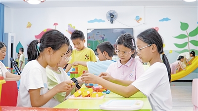     柳州市三江侗族自治縣古宜鎮(zhèn)南站社區(qū)兒童活動室，小朋友在玩游戲。